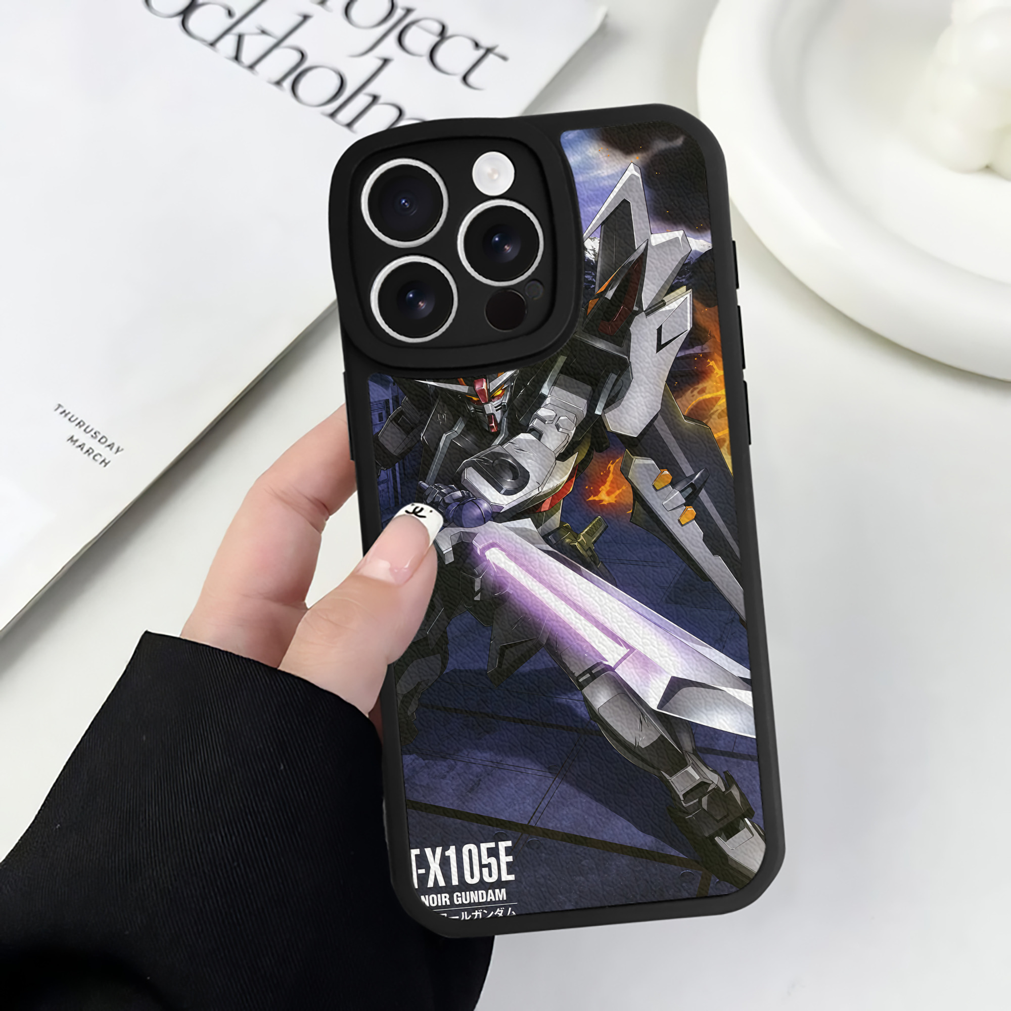 （画像用） 機動戦士ガンダム Mobile Suit Gundam 【iPhone 16シリーズ対応】シリコンスマホケース（レザー調） 材質：シリコン